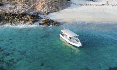 Private boat tour at Daymaniyat Islands with Seeb Eye Tours