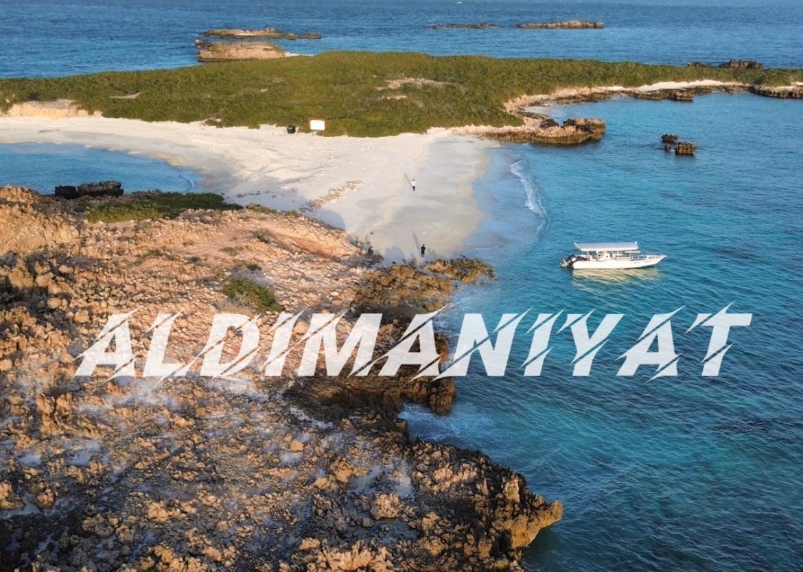 Seeb Eye Tours boat cruising on the clear waters of Daymaniyat sea